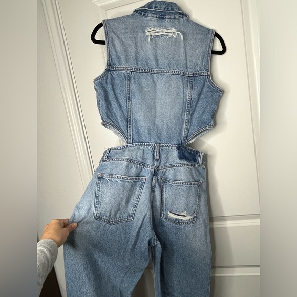 Zara Bloggers Favorite Cut Out
Sleeveless Denim Distressed Jumpsuit Size Medium - Picture 13 of 16